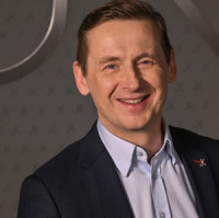 Češi a šperky 2025: každý druhý Čech plánuje letos na Vánoce darovat šperk, roste zájem o kvalitu, emoci i online nákupy